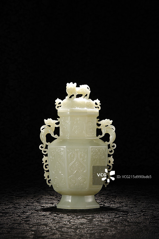 青白玉雕花卉纹双耳盖瓶图片素材