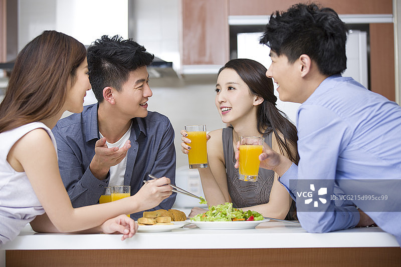 年轻朋友们一起吃饭图片素材