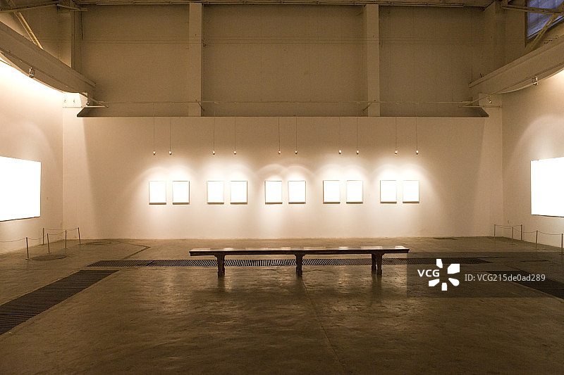 美术馆艺术画展和悬挂的画作图片素材