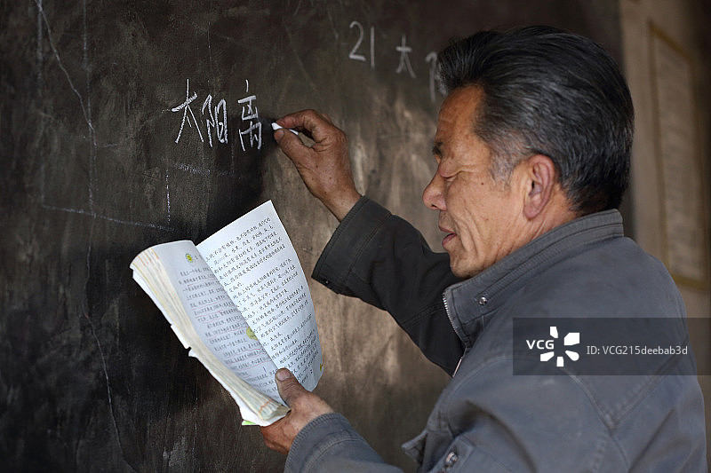 乡村小学老师上课图片素材