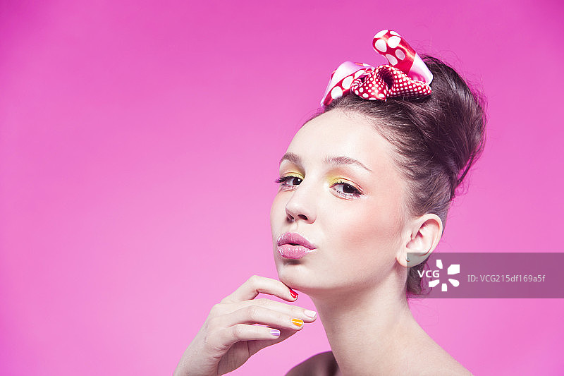 红色背景下扎红色发带的国外美女图片素材