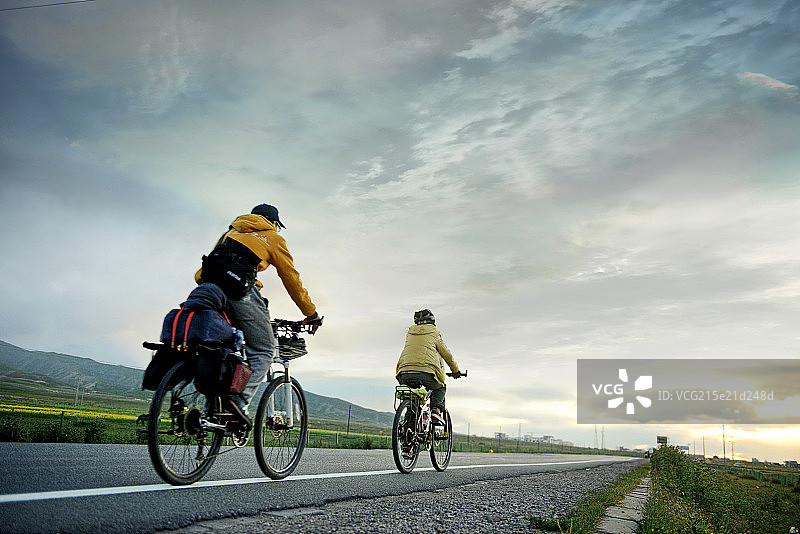 青海湖环湖自行车运动图片素材