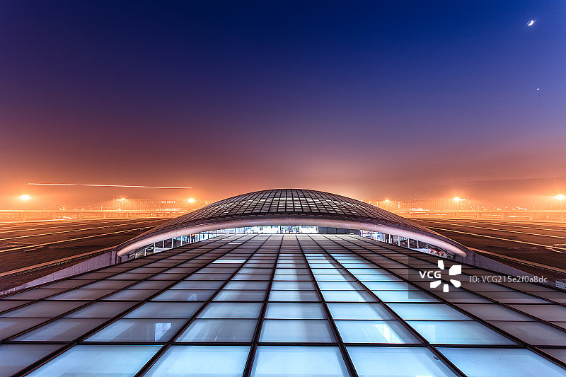 傍晚的首都机场T3航站楼图片素材