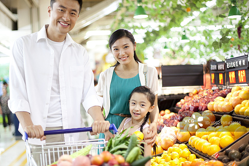 一家人在超市购物图片素材