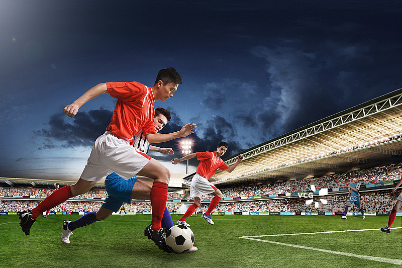 体育场上的足球运动员图片素材