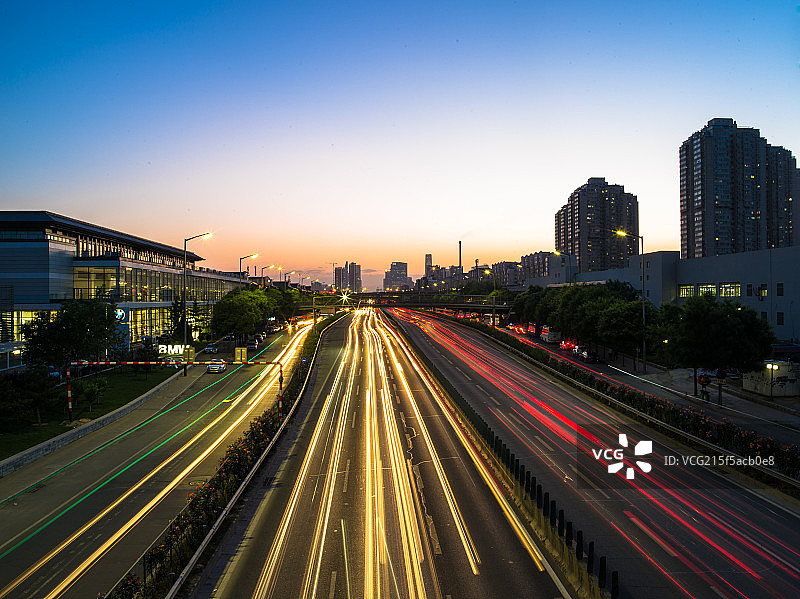 北京城市道路交通夜晚车流灯轨图片素材