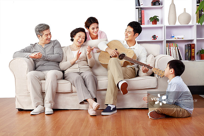弹吉他的一家五口图片素材
