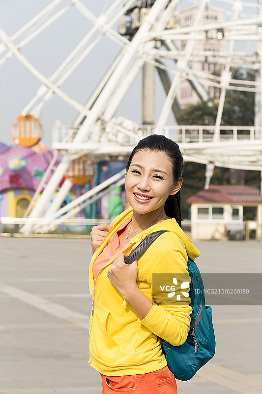 年轻女人在游乐园图片素材