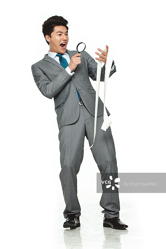 商务男人拿着放大镜和购物清单图片素材