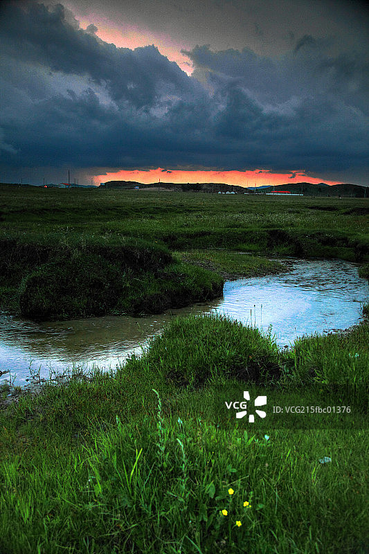 草原暴雨后落日图片素材
