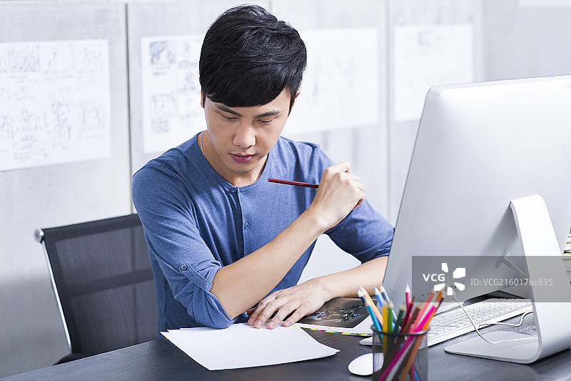 年轻男子在办公室工作图片素材