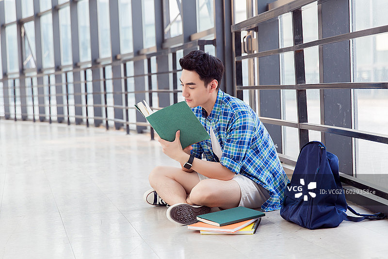 在校园里阅读的男学生图片素材