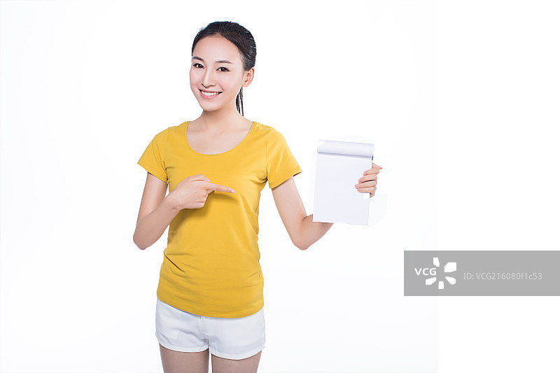 年轻女子和空白记事本图片素材