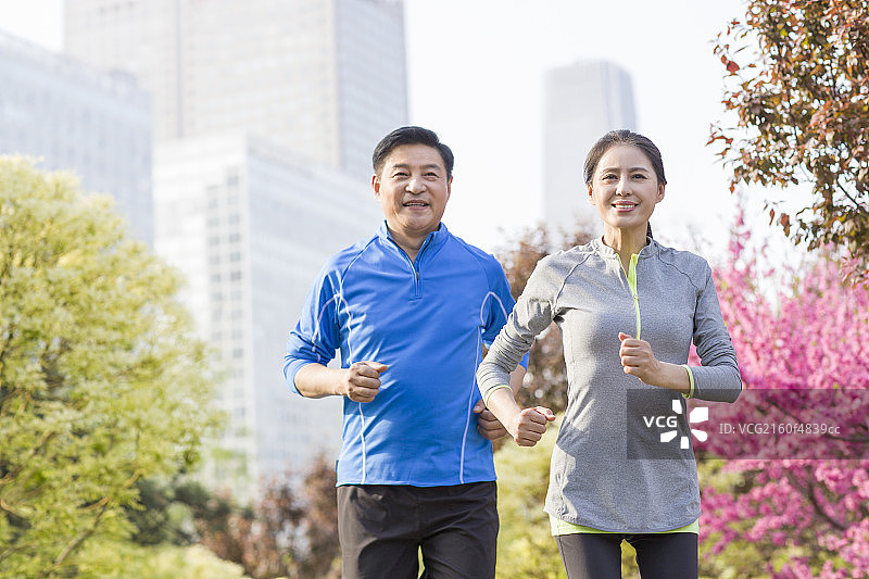 中年夫妇在公园跑步健身图片素材