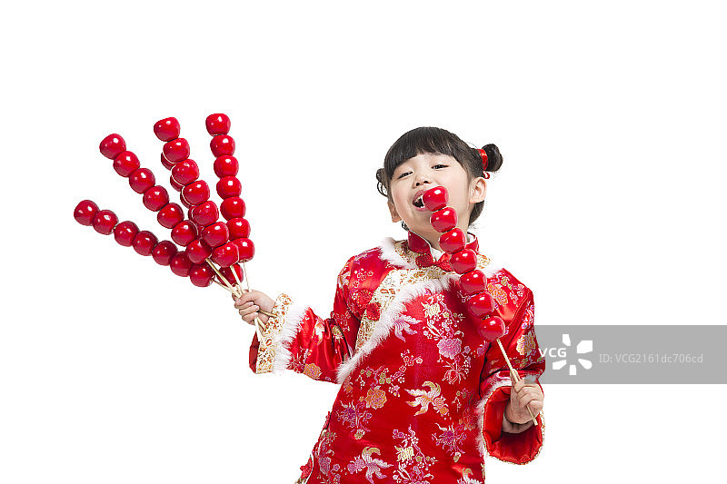 棚拍节日气氛中的唐装儿童拿糖葫芦图片素材