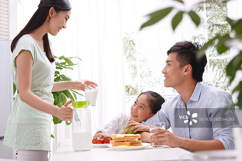 一家三口吃早饭图片素材