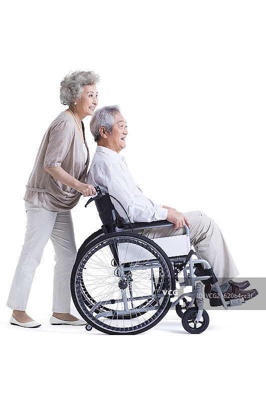 老人推着坐轮椅的老伴图片素材
