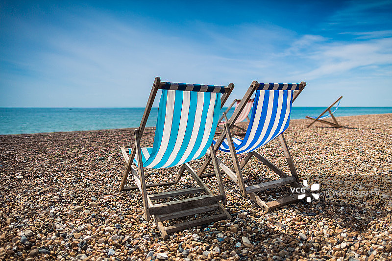 布莱顿海滩上的休闲椅图片素材