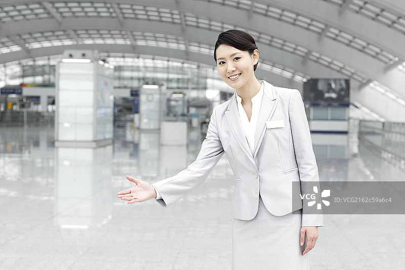 机场工作人员做邀请的手势图片素材