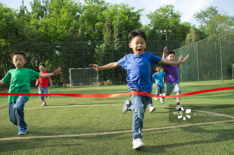 男孩们正在进行田径比赛图片素材