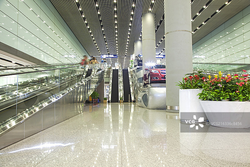 机场明亮大厅中的电动扶梯图片素材