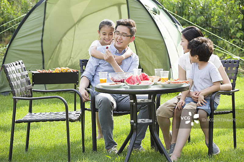 年轻家庭户外野餐图片素材
