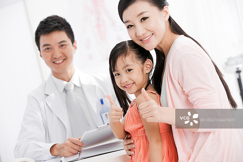 东方医生和病人图片素材