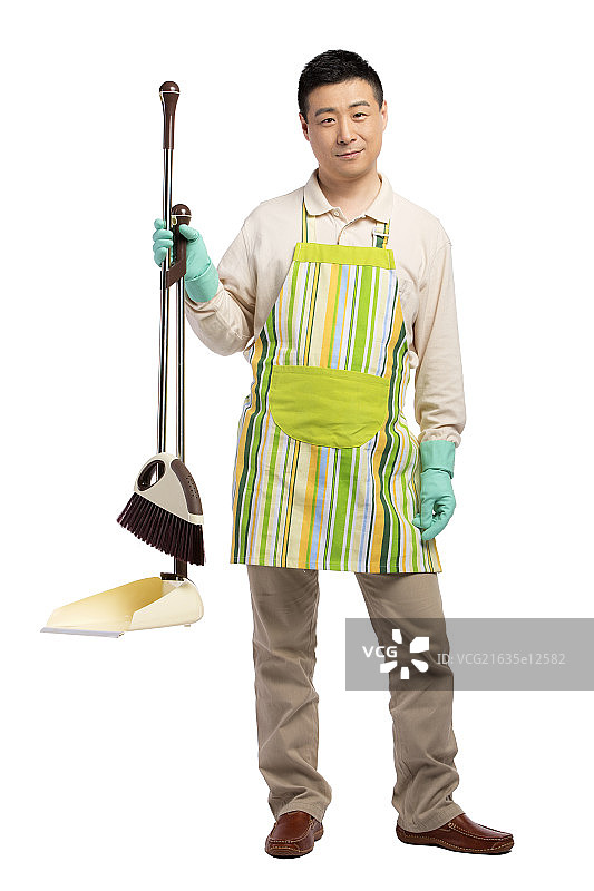 中年居家男人拿着清洁工具图片素材