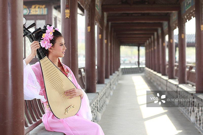 弹琵琶的古装美人图片素材