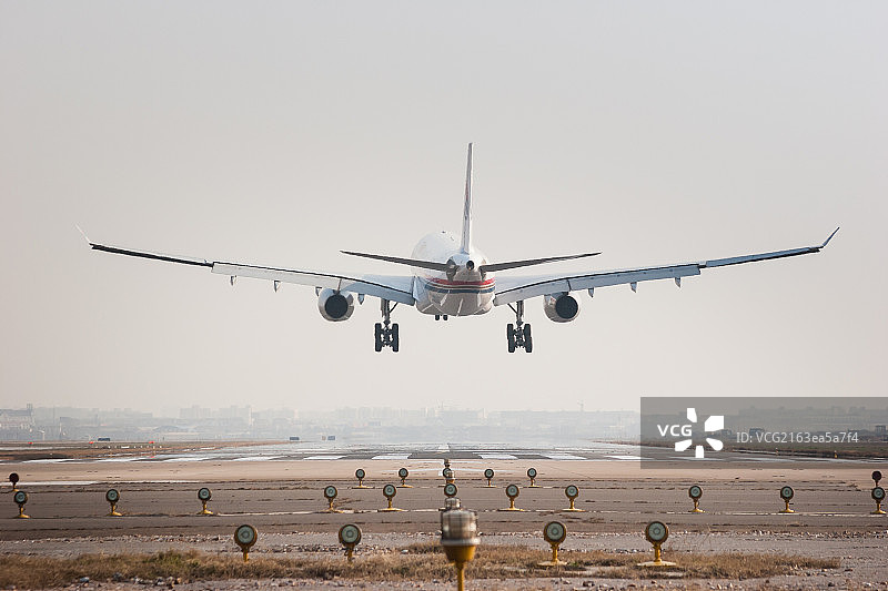 起飞降落的飞机图片素材