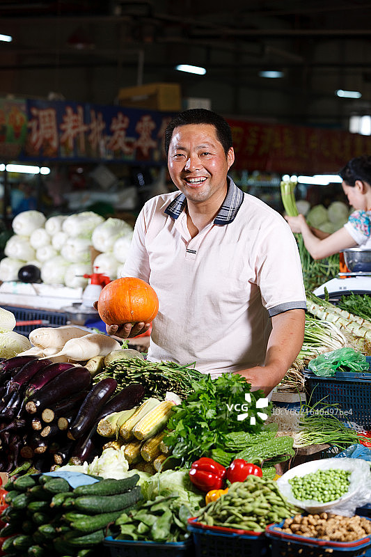 一个菜农在菜市场里卖菜图片素材