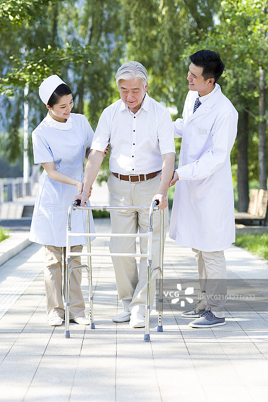 医生护士与使用助行器的老人图片素材