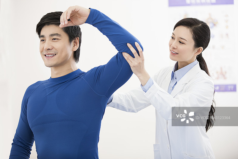 医生给病人做检查图片素材