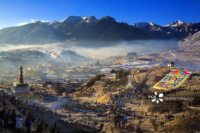 甘肃省碌曲县郎木寺展佛活动图片素材