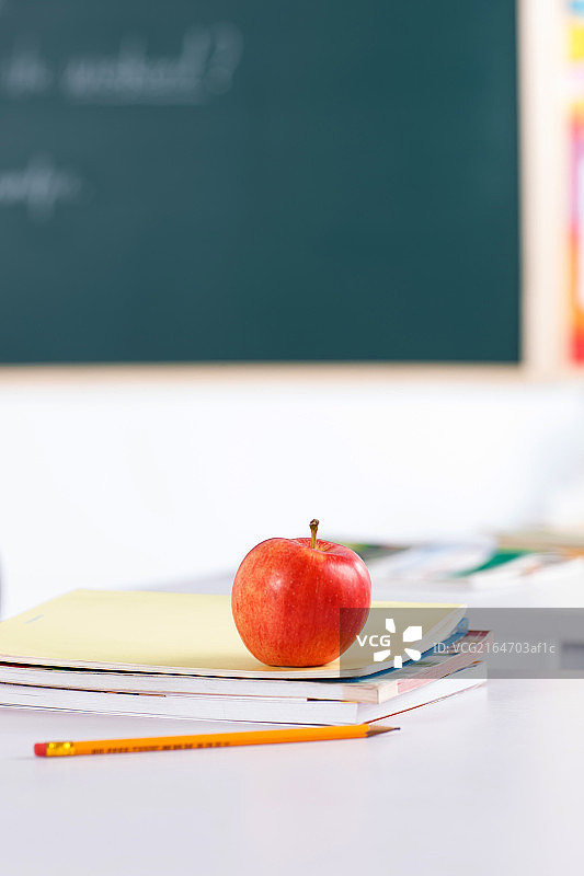 苹果放在书本上图片素材