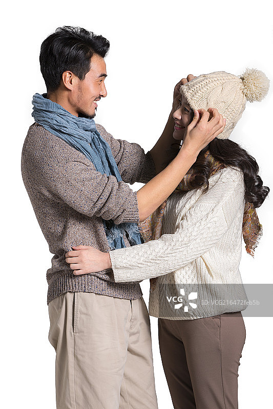 年轻伴侣依偎在一起图片素材