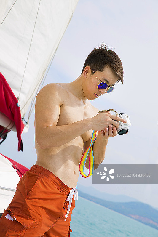 青年男人海上度假图片素材