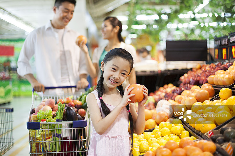 一家人在超市购物图片素材