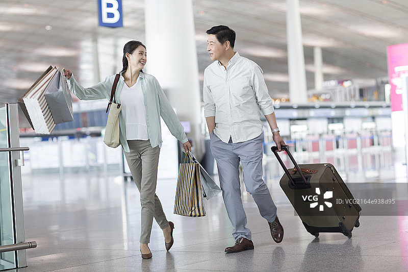 成熟中年夫妇在机场走图片素材