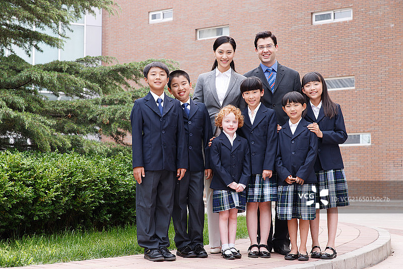 老师和小学生在校园里图片素材