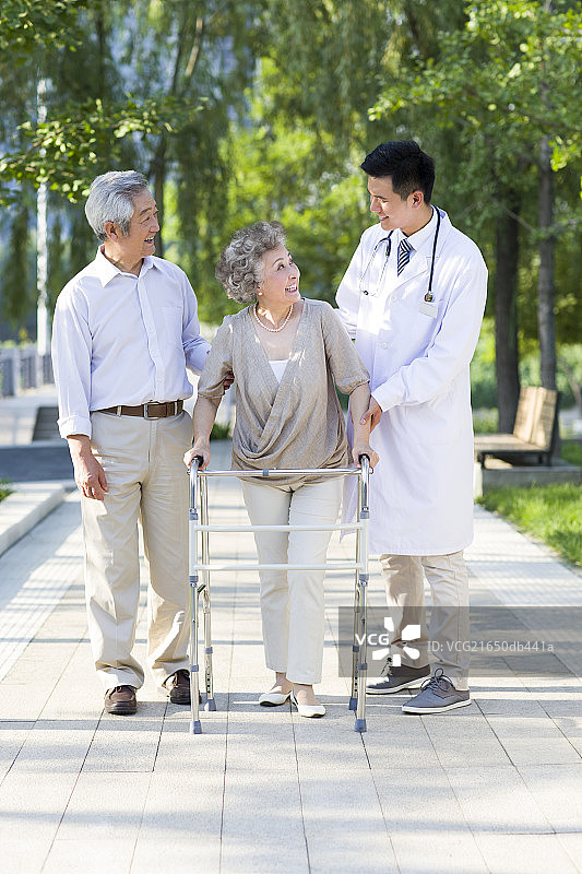 医生与使用助行器的老人图片素材