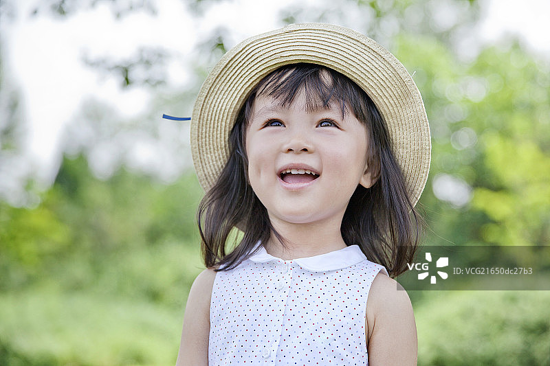 站在草坪上的可爱小女孩图片素材