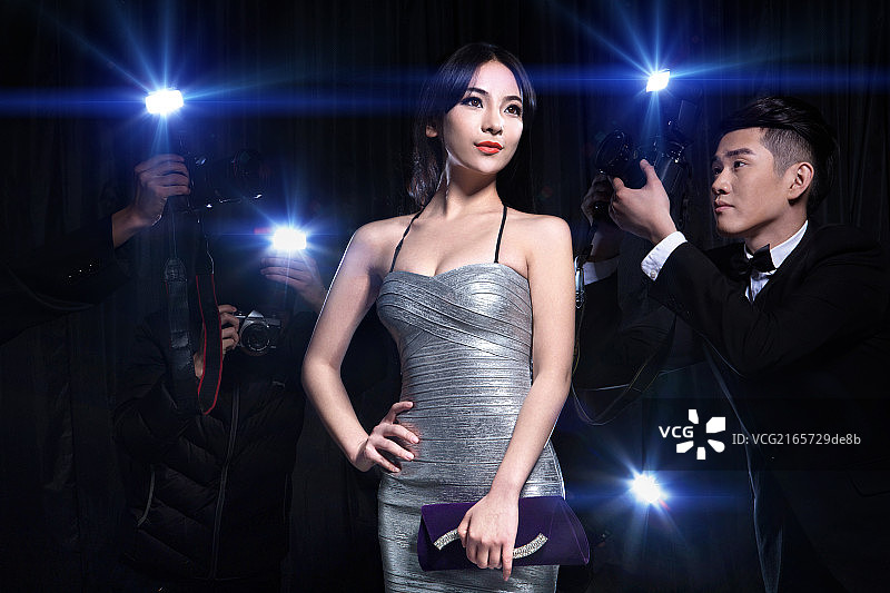 正在拍照的时尚男女青年图片素材