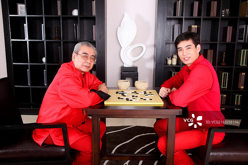 下围棋的东方人物图片素材