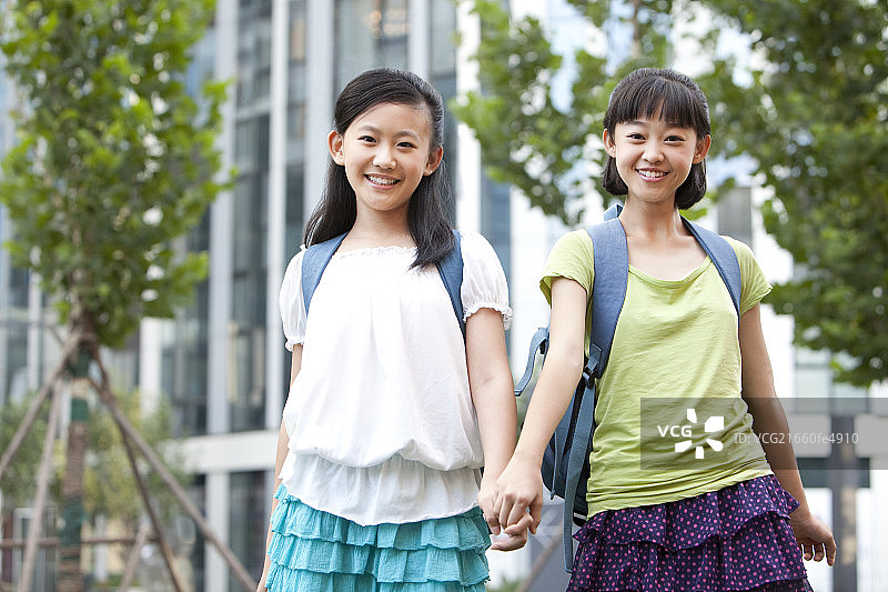 女生手牵手图片素材