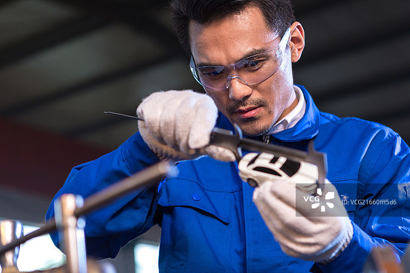 车间工人在工作图片素材