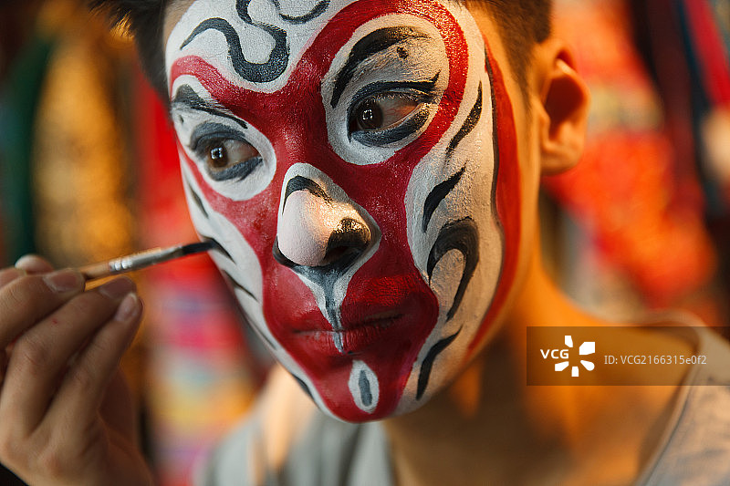 男京剧表演者正在化妆图片素材