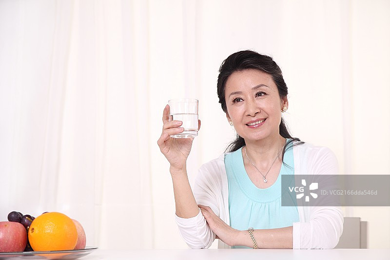 桌子前的中老年女士图片素材