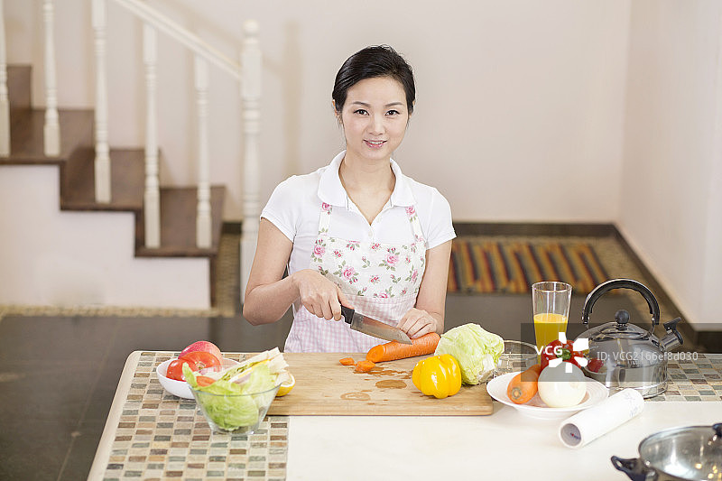 成熟女人做菜图片素材