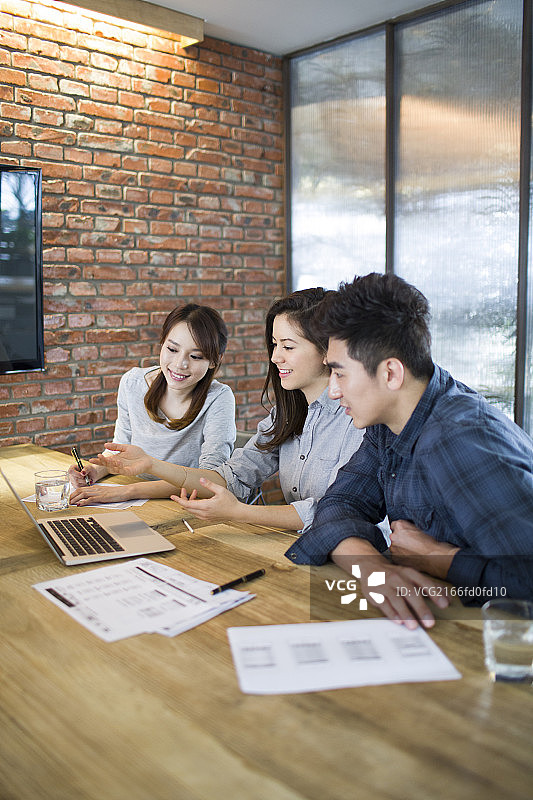 商务人士在会议室开会图片素材